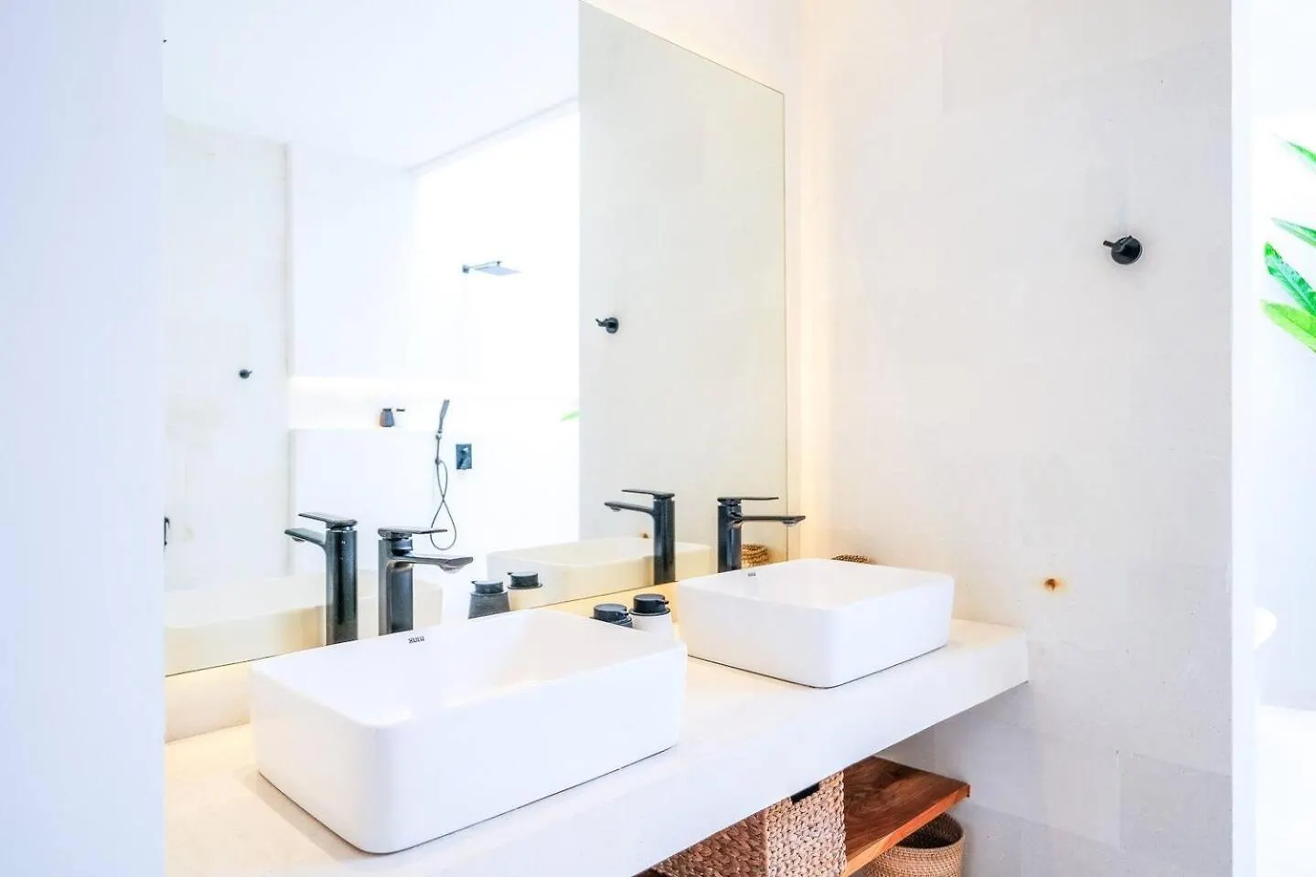99 Villa Suite - Modern Bedrooms With Dining Area & Enormous Pool Kerobokan  Indonesia