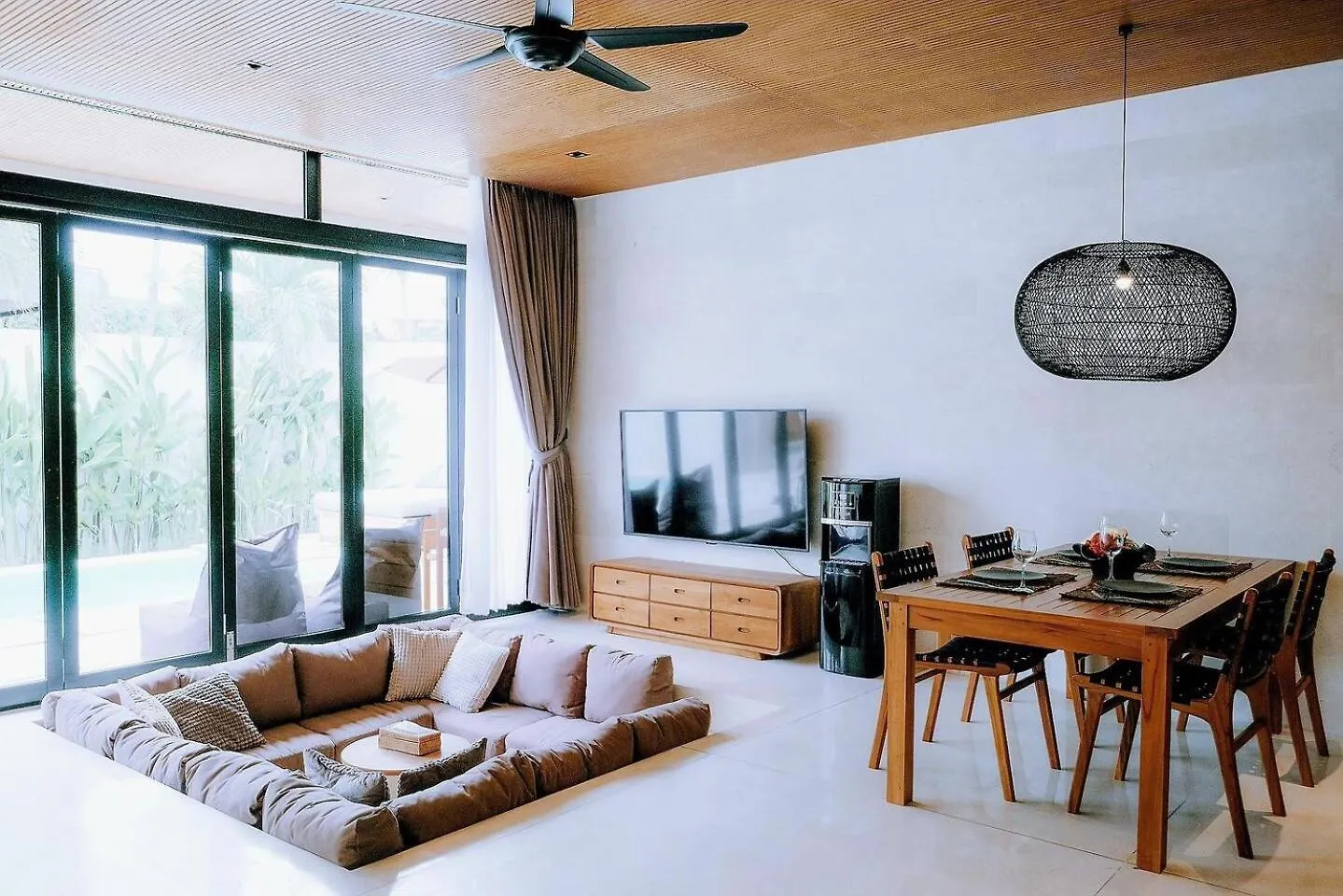 99 Villa Suite - Modern Bedrooms With Dining Area & Enormous Pool Kerobokan  Indonesia