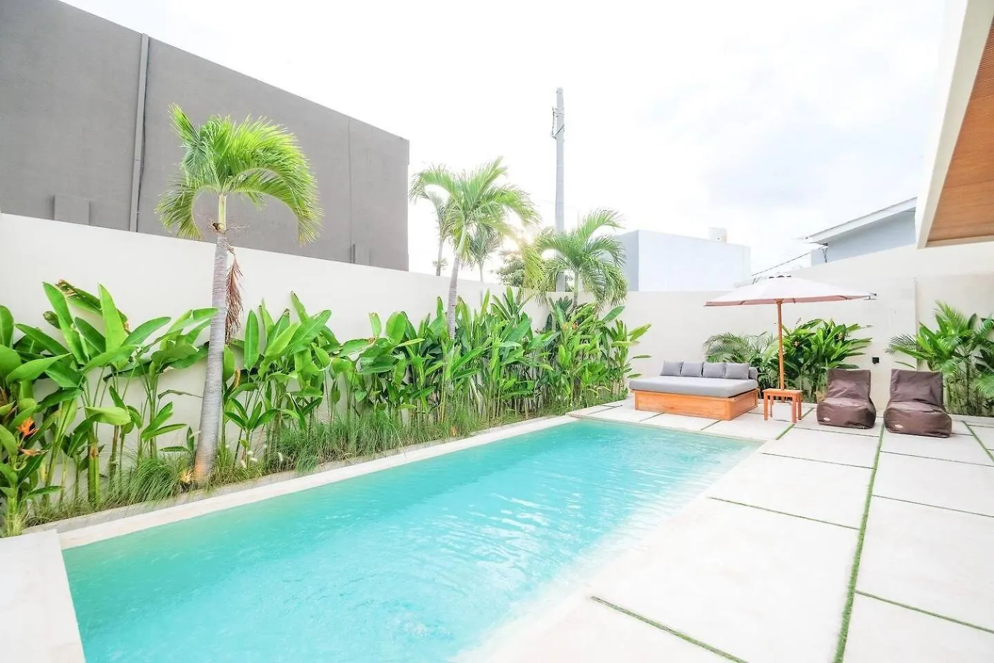 99 Villa Suite - Modern Bedrooms With Dining Area & Enormous Pool Kerobokan