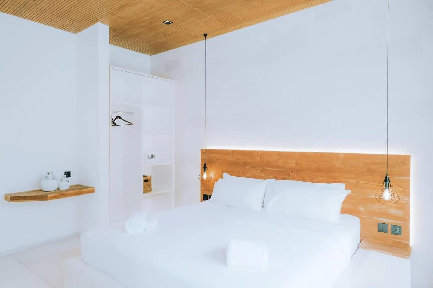 99 Villa Suite - Modern Bedrooms With Dining Area & Enormous Pool Kerobokan