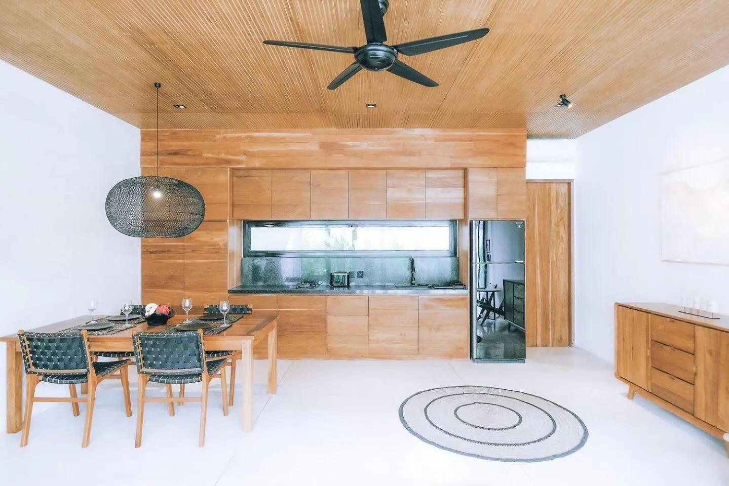 99 Villa Suite - Modern Bedrooms With Dining Area & Enormous Pool Kerobokan