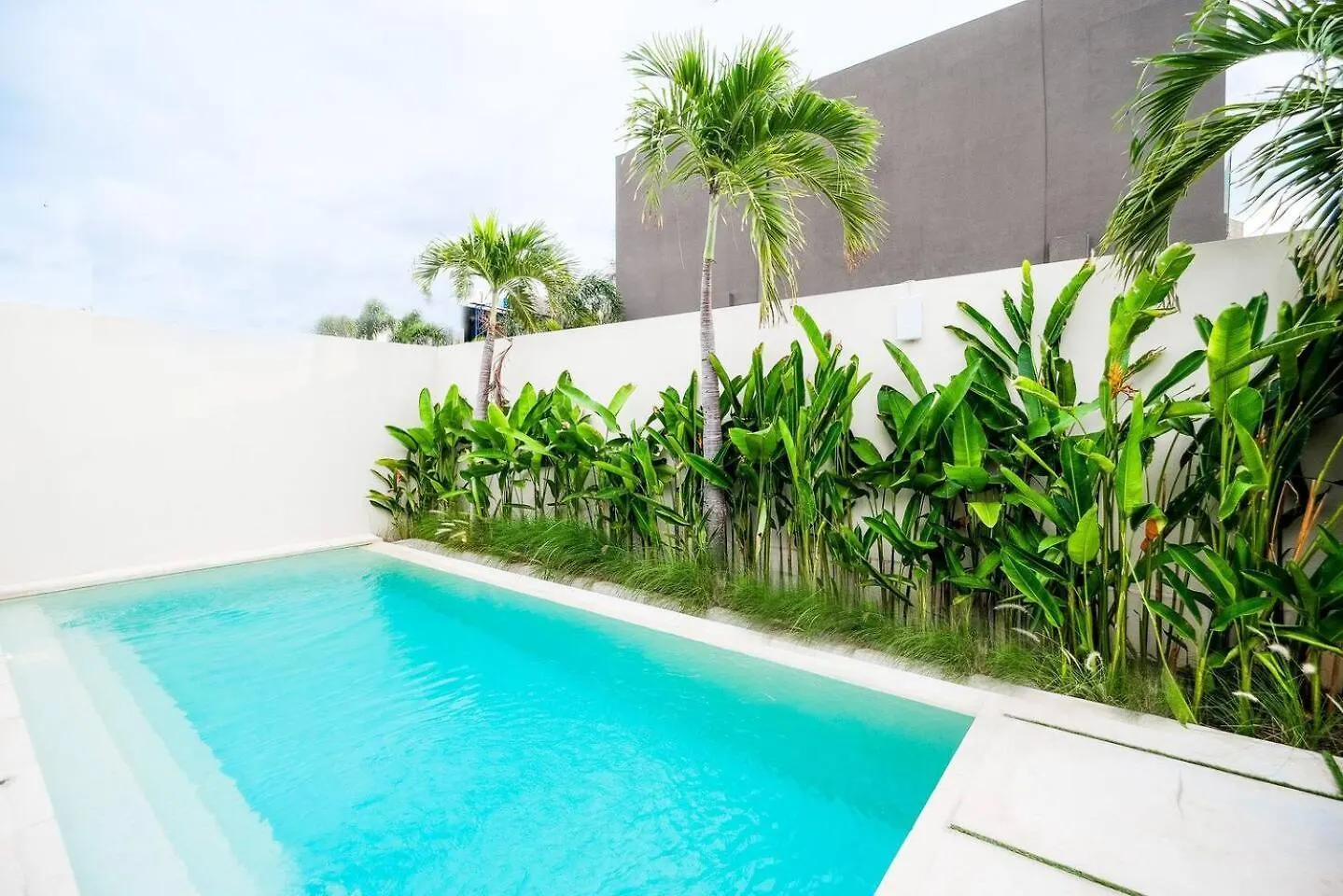 99 Villa Suite - Modern Bedrooms With Dining Area & Enormous Pool Kerobokan