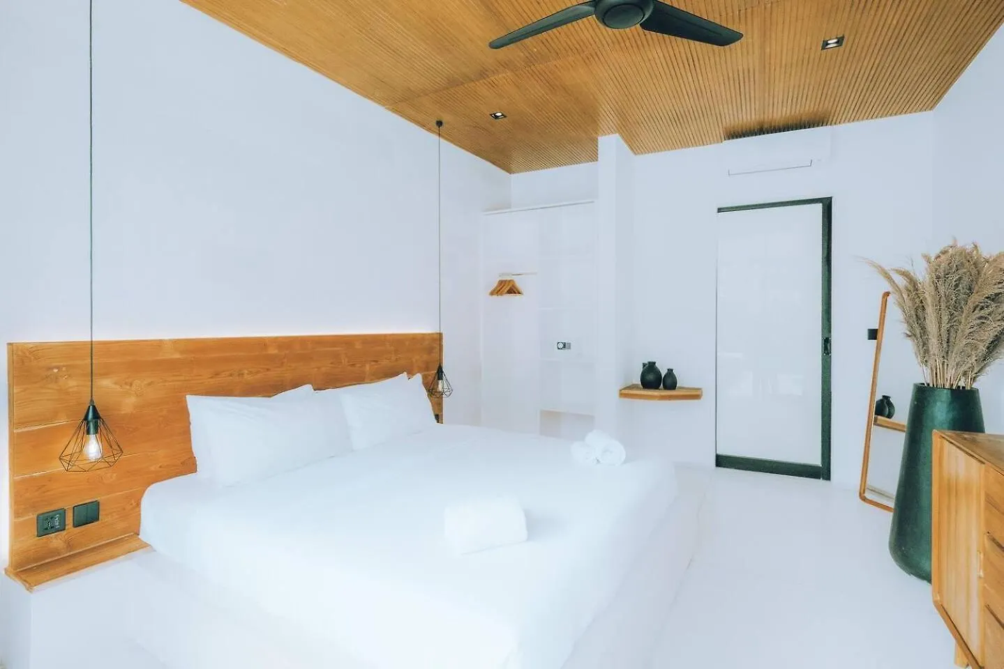 99 Villa Suite - Modern Bedrooms With Dining Area & Enormous Pool Kerobokan