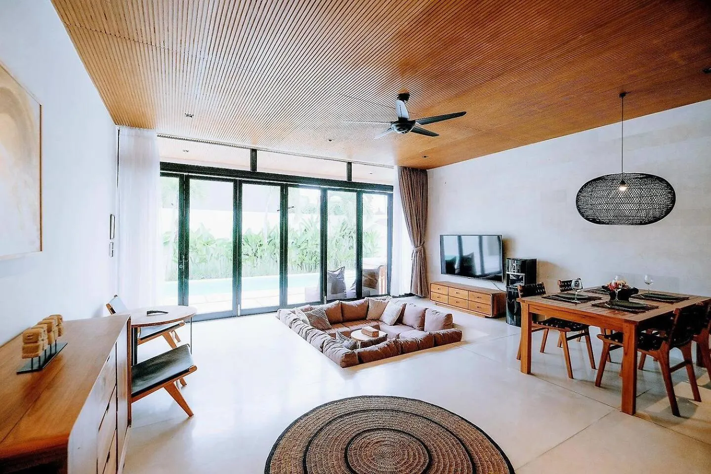 99 Villa Suite - Modern Bedrooms With Dining Area & Enormous Pool Kerobokan