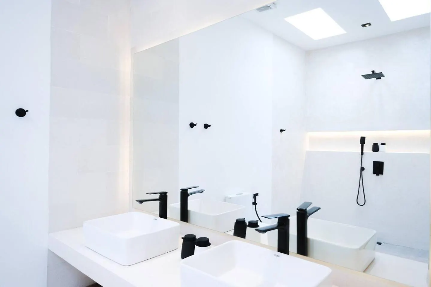 99 Villa Suite - Modern Bedrooms With Dining Area & Enormous Pool Kerobokan