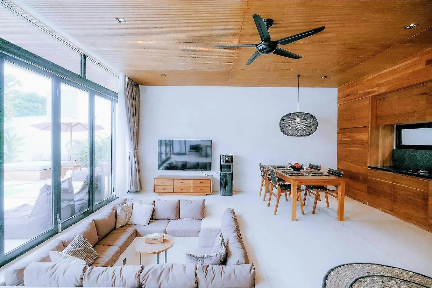 99 Villa Suite - Modern Bedrooms With Dining Area & Enormous Pool Kerobokan
