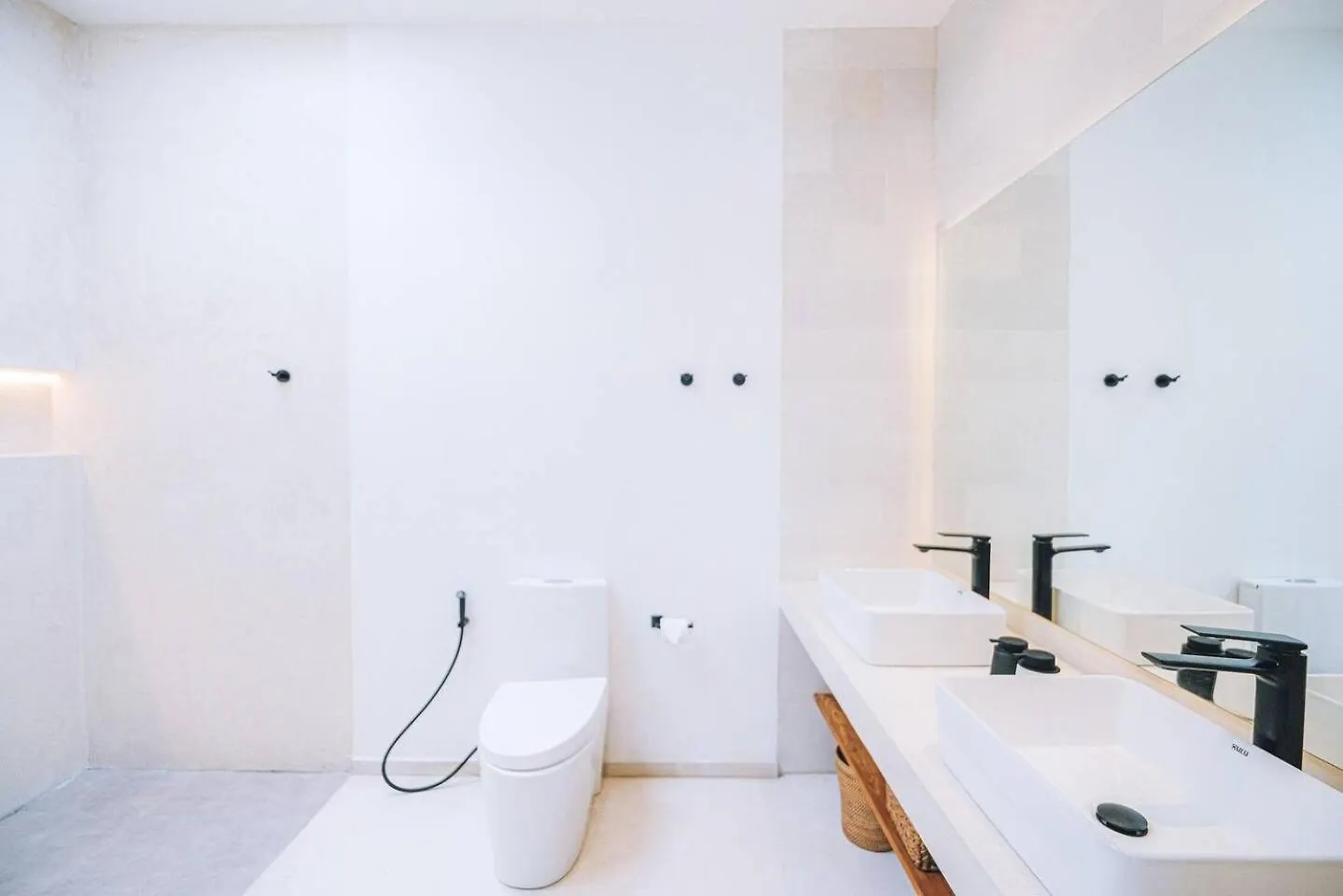99 Villa Suite - Modern Bedrooms With Dining Area & Enormous Pool Kerobokan